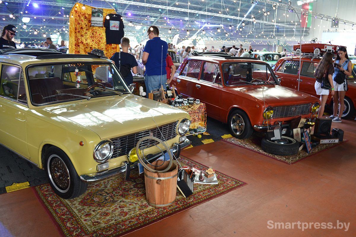 Инсталляции на автовыставке Vintage Day