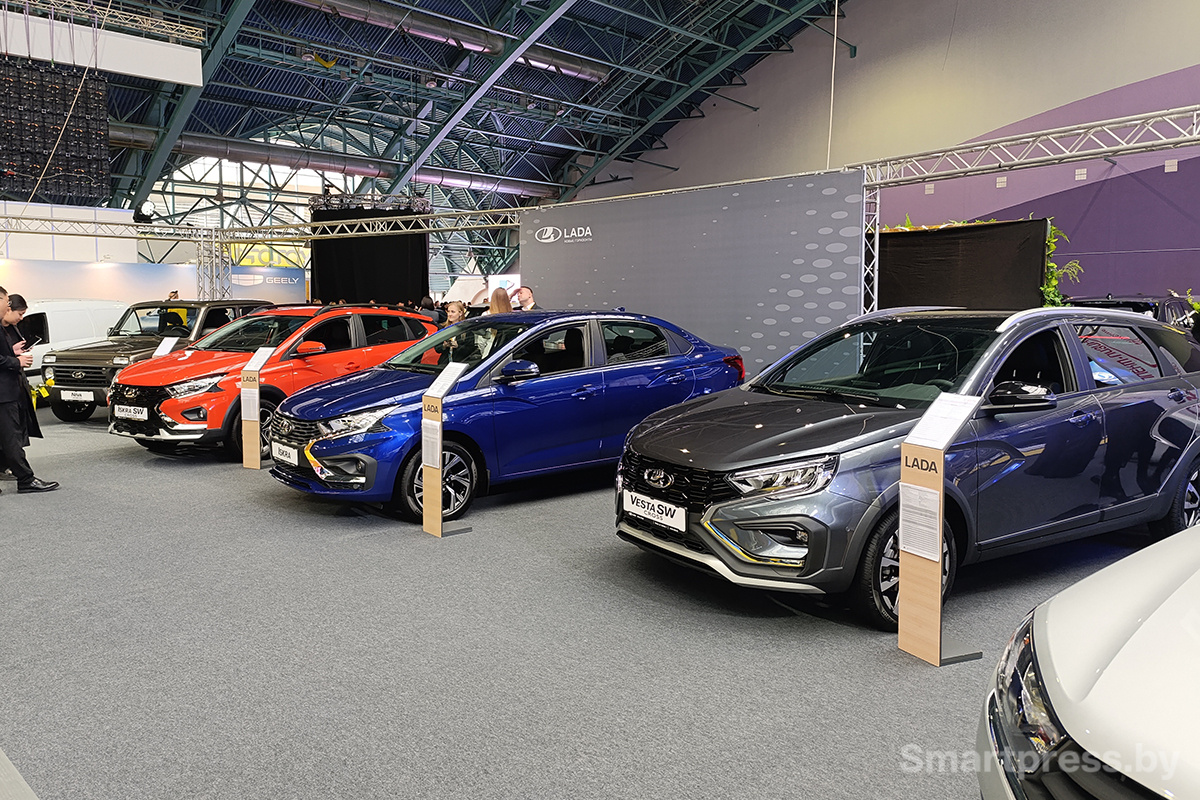 Автомобили Lada.jpg