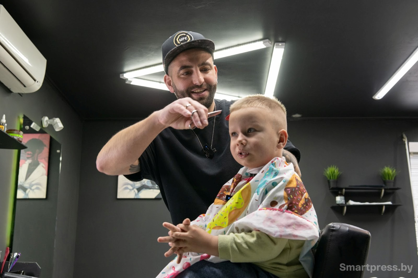 Детский парикмахер Владислав Якушин за работой 2.jpg