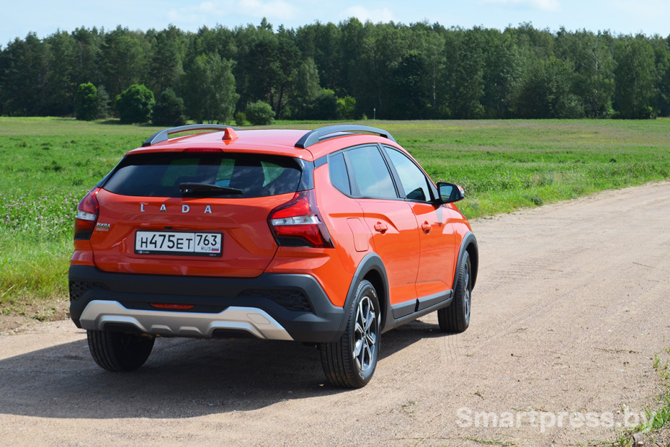 Lada Iskra SW Cross на грунтовой дороге сзади слева