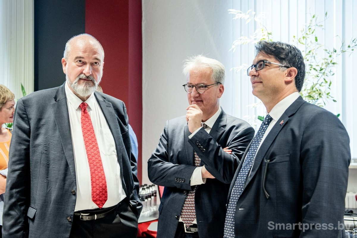 9-Советник посольства Германии Отто Граф (слева) поверенный в делах Австрии Рональд Штурм (в центре) и посол Турции Гючлю Джем Ышик.jpg