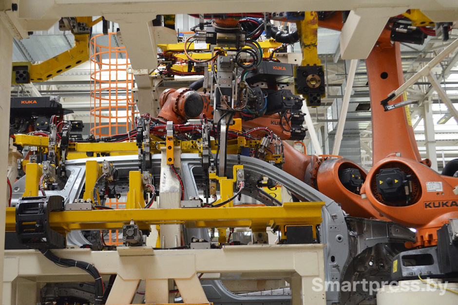 Роботы в цеху сварки завода BELGEE