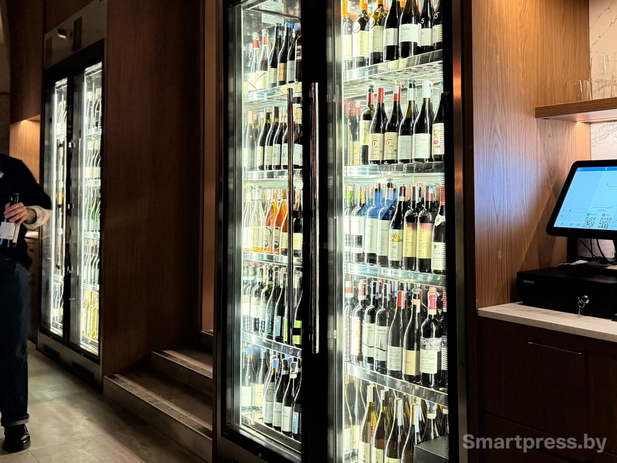 18-Винный шкаф в баре Nola.jpg