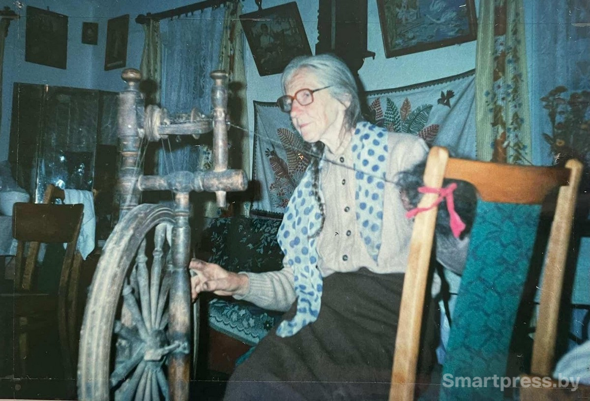 28-Баба Маня за прялкой.jpg
