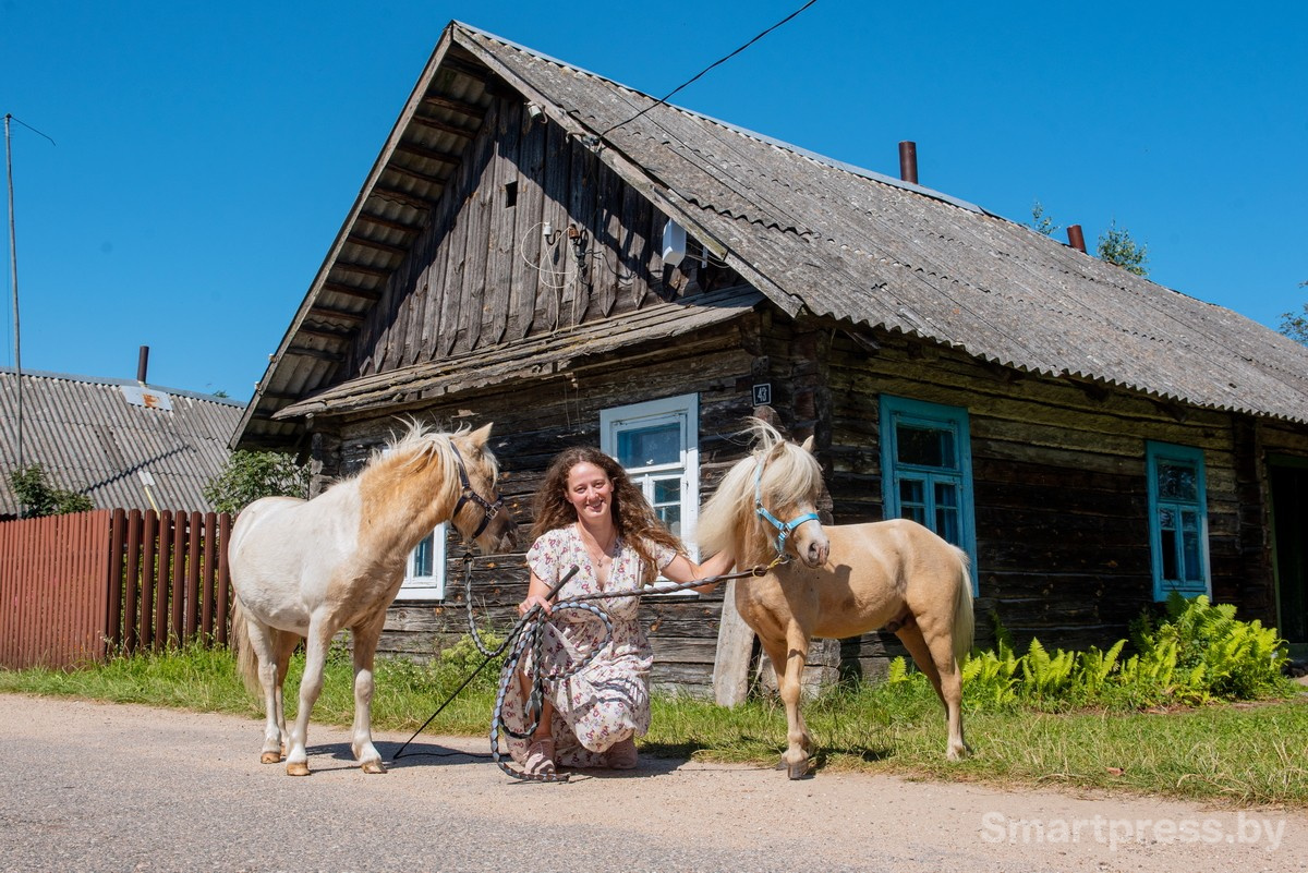 1-Татьяна Пешкова из дереввни Барово и ее пони.jpg