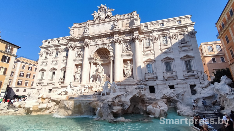 Фонтан Треви в Риме.jpg