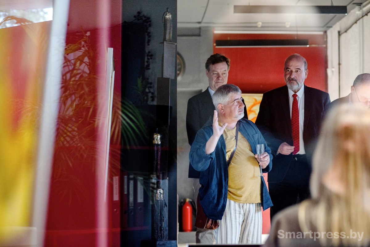 4-Художник Александр Демидов в офисе Смартпресс.jpg