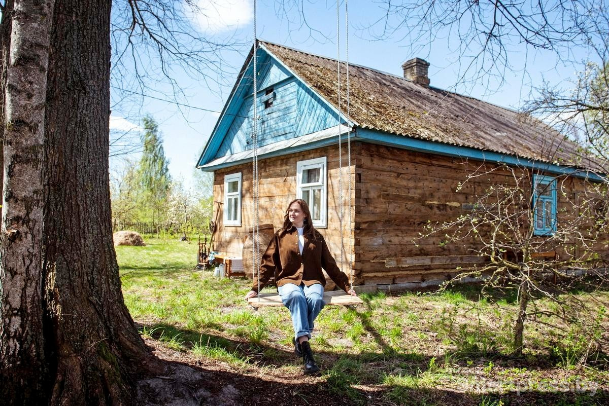 28-Ольга на качелях возле дома.jpg