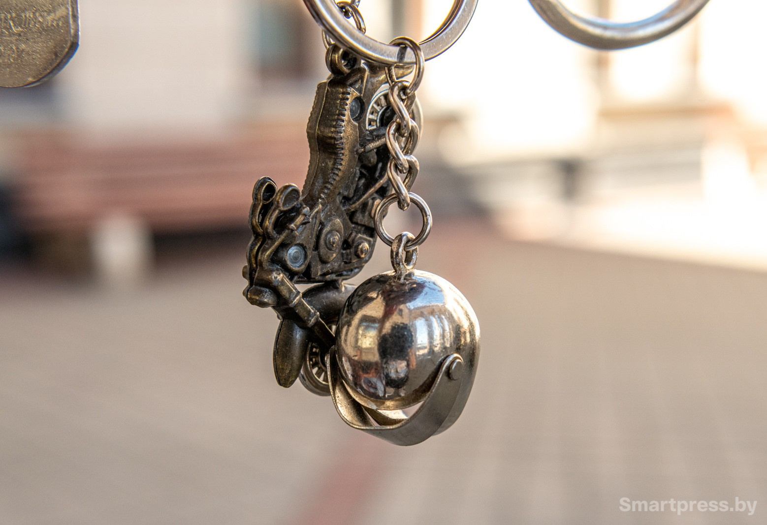 14-Брелок в виде шлема подарок Дмитрию от подписчиков.jpg