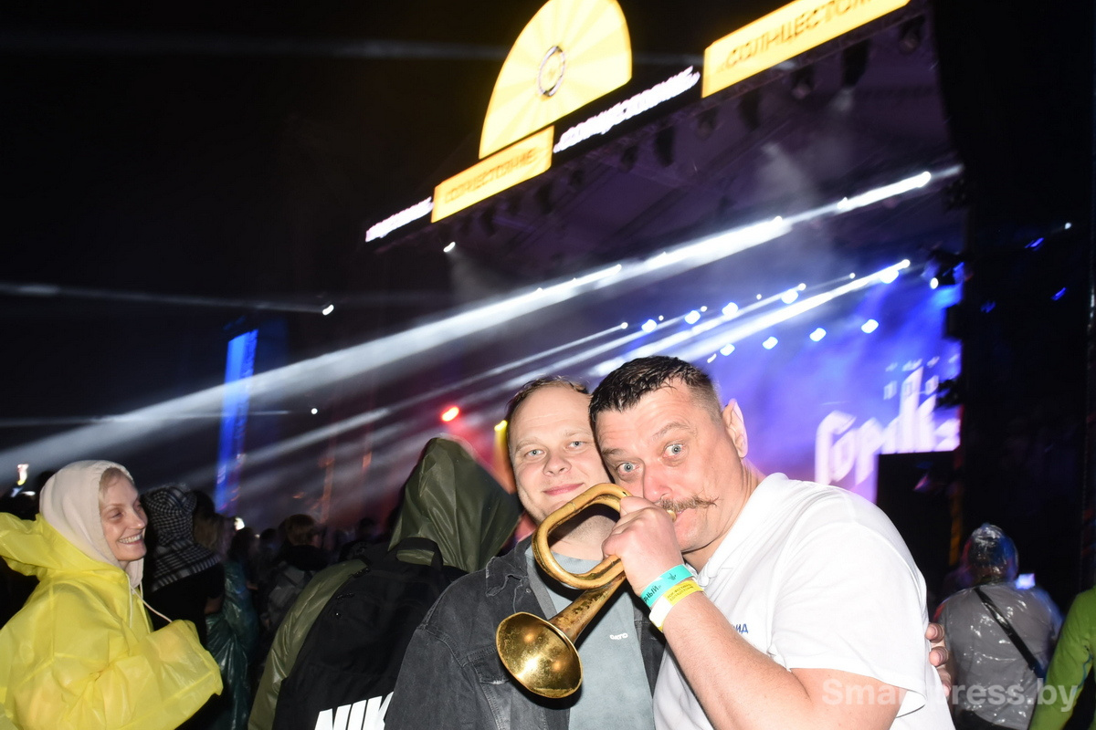 фанаты с трубой