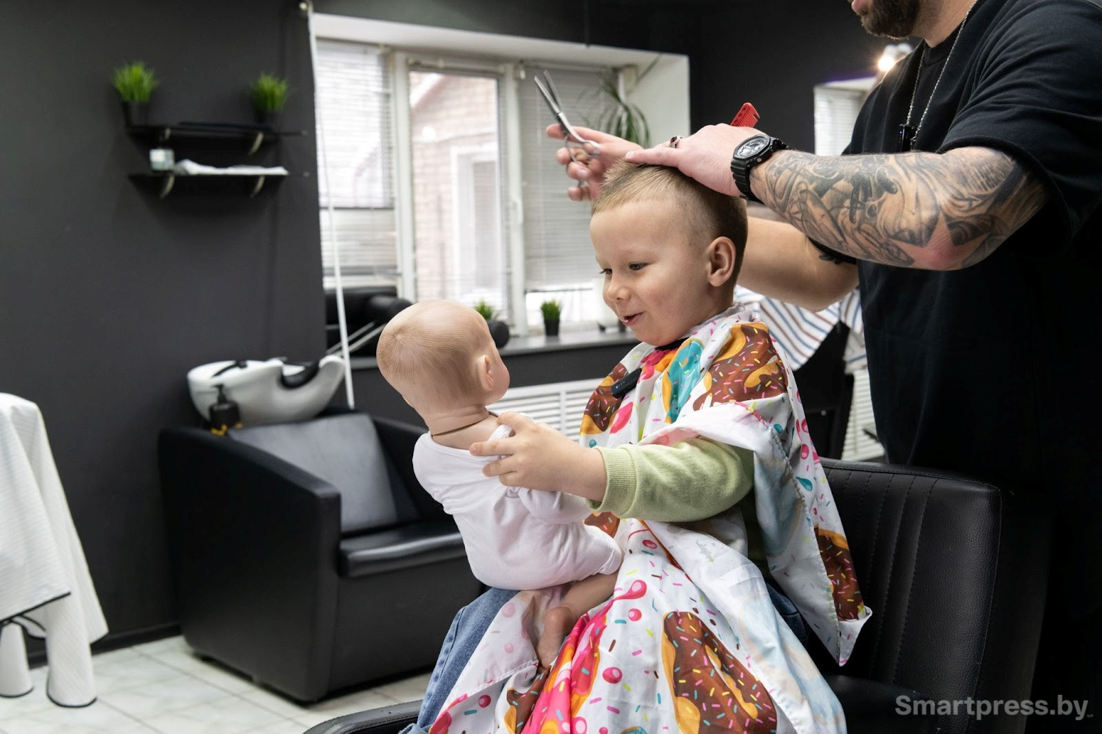 Детский парикмахер Владислав Якушин за работой 1.jpg
