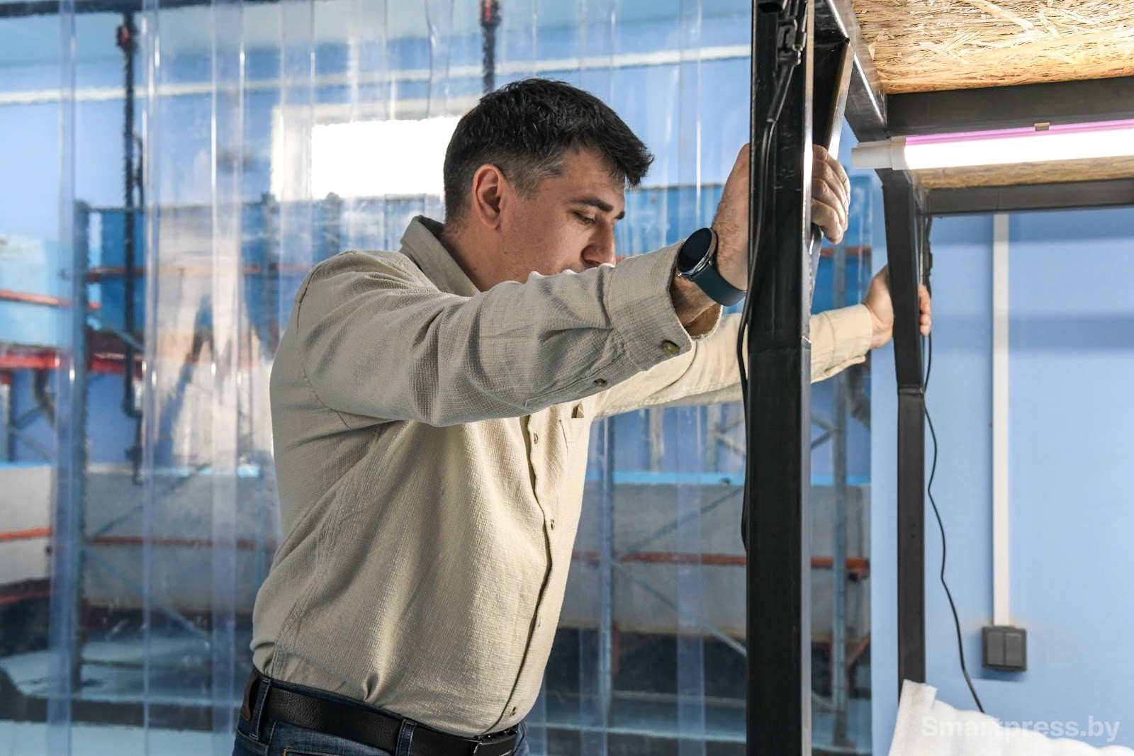 Владимир Готовчиц на креветочной ферме 2.jpg