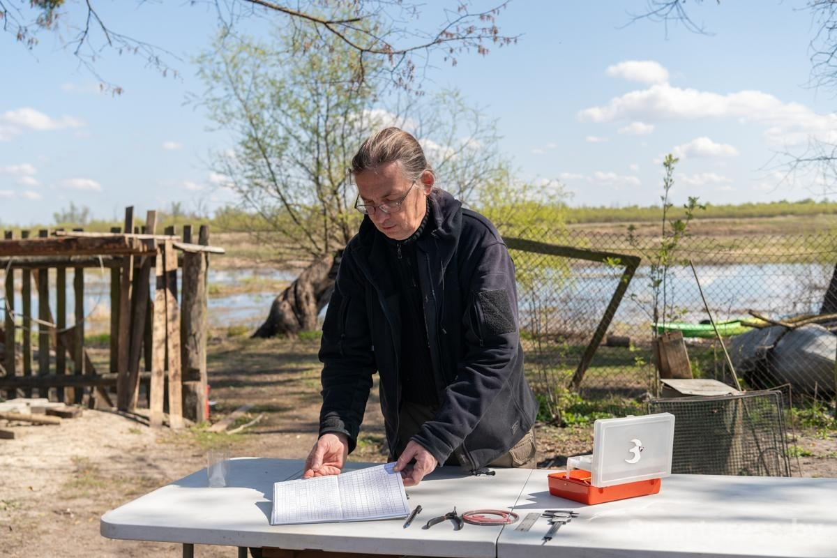 19-Все данные о птицах Павел записывает в специальную тетрадь.jpg