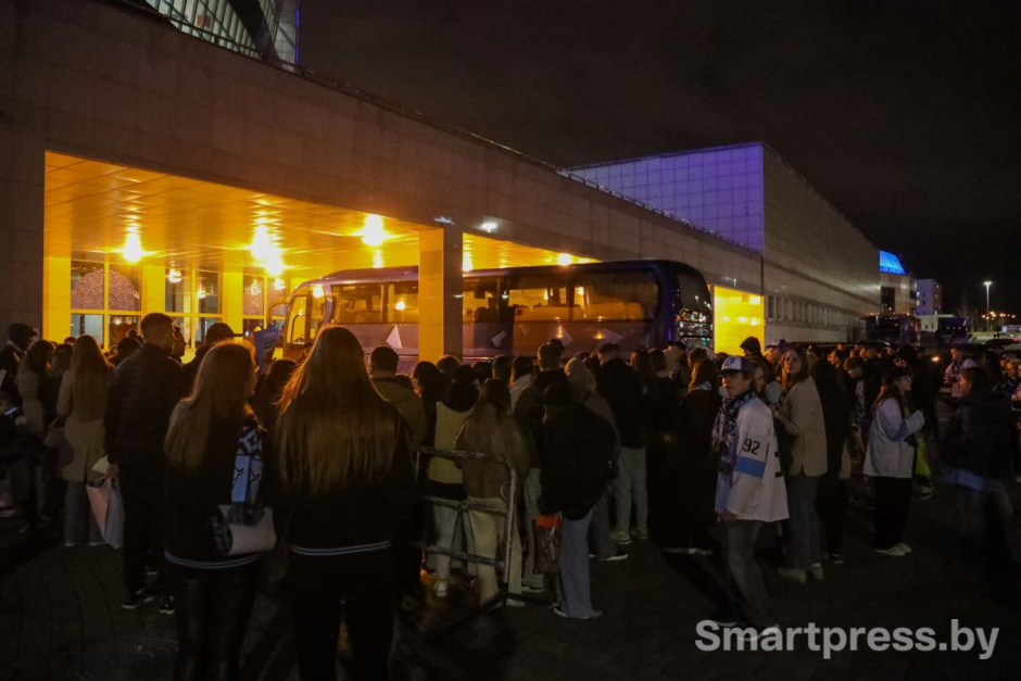 Болельщики празднуют победу, покидая “Минск-Арену”..jpg