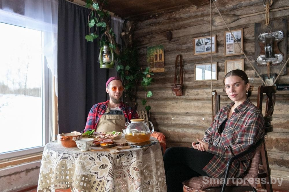 30-Иван и Люба в своем доме.jpg