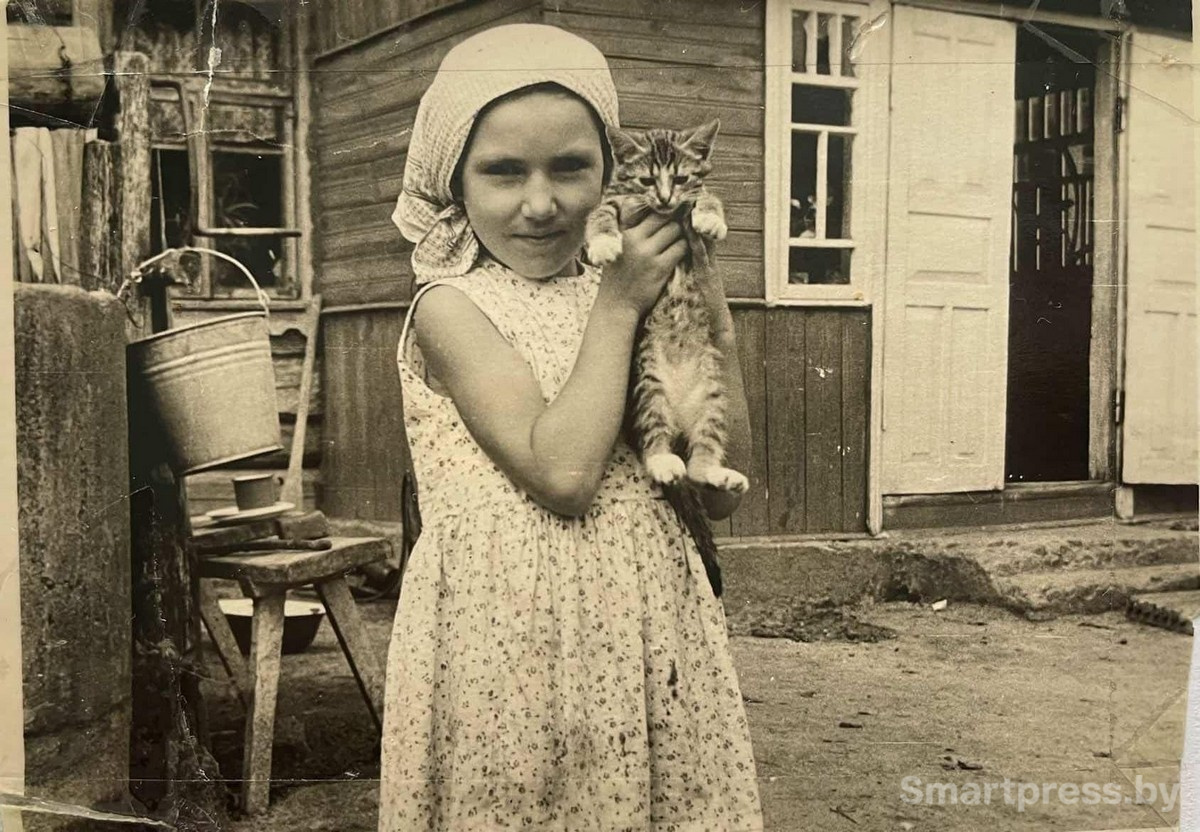 15-Бронислава (мама Татьяны) возле деревенского дома.jpg