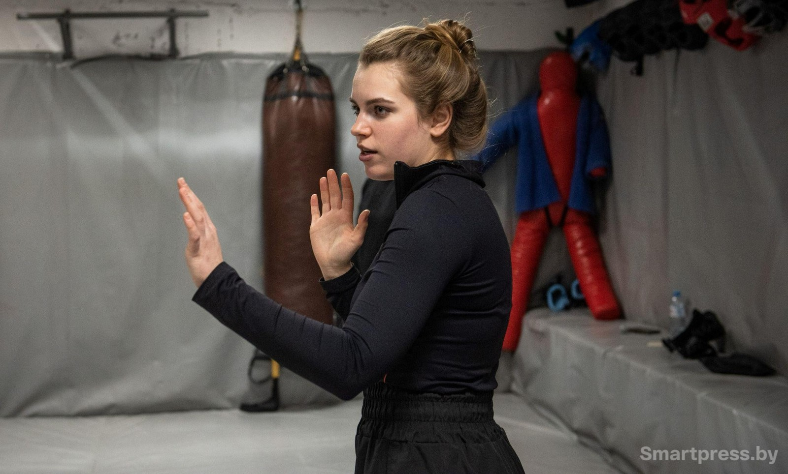 16-Тренер показывает как держать руки во время диалога с опасным персонажем.jpg