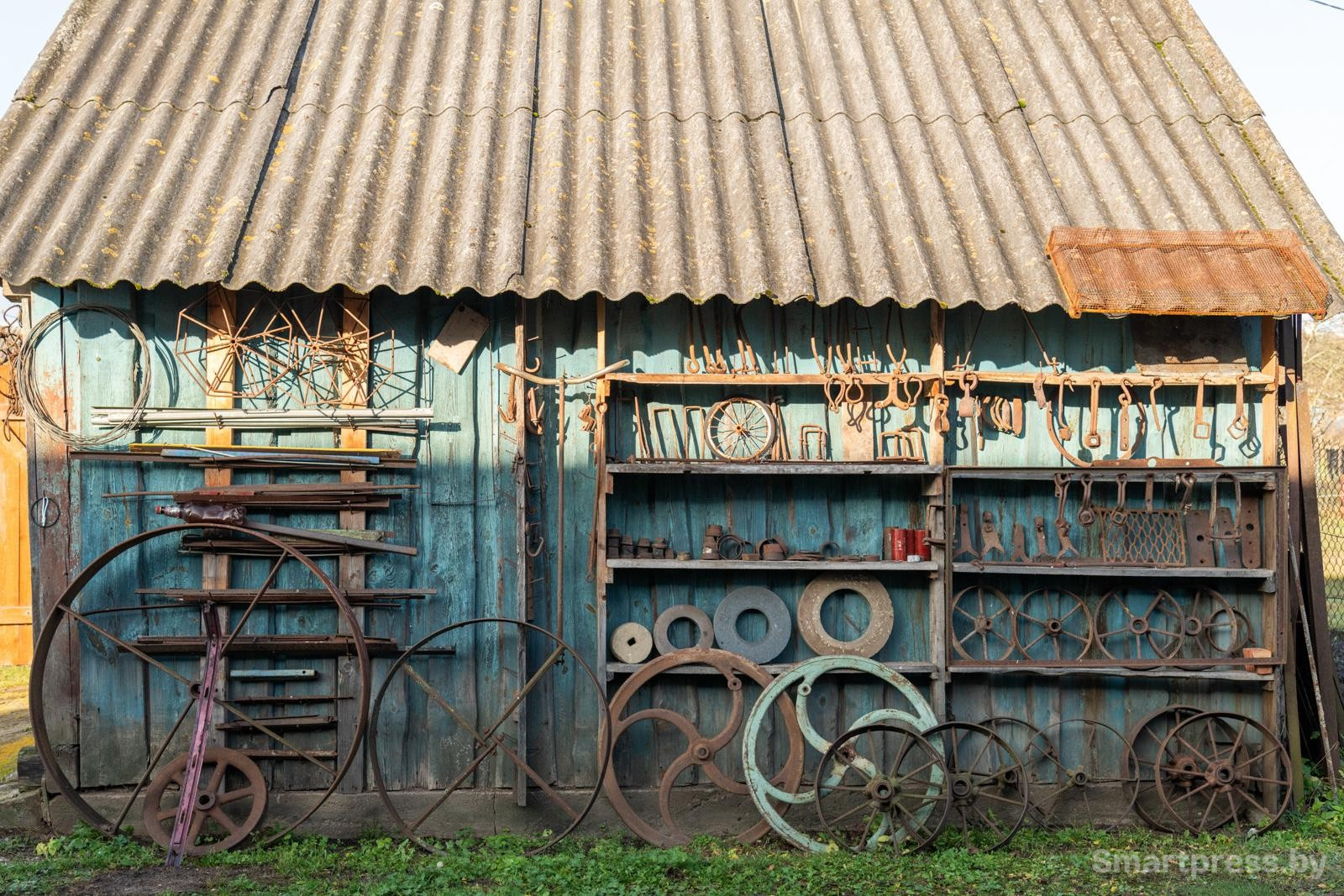 17-Экспонаты музея пана Марьяна во дворе.jpg