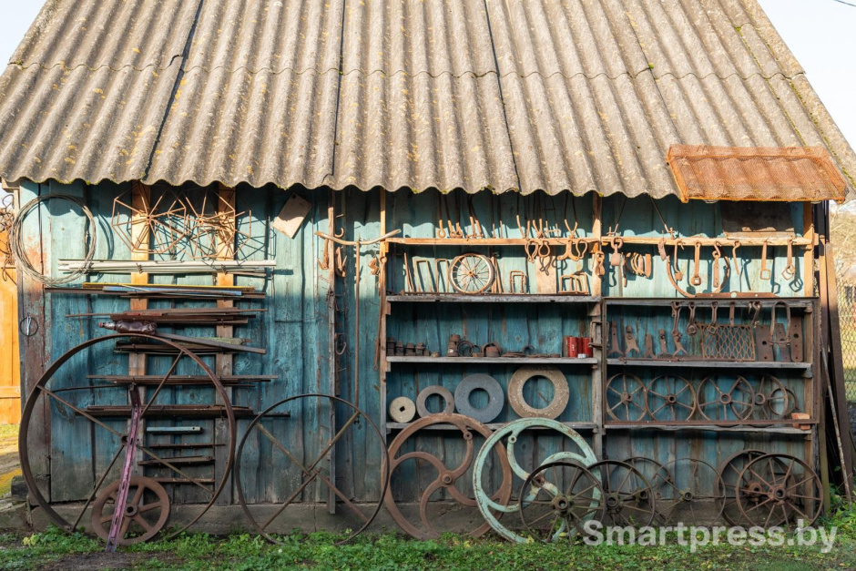 17-Экспонаты музея пана Марьяна во дворе.jpg