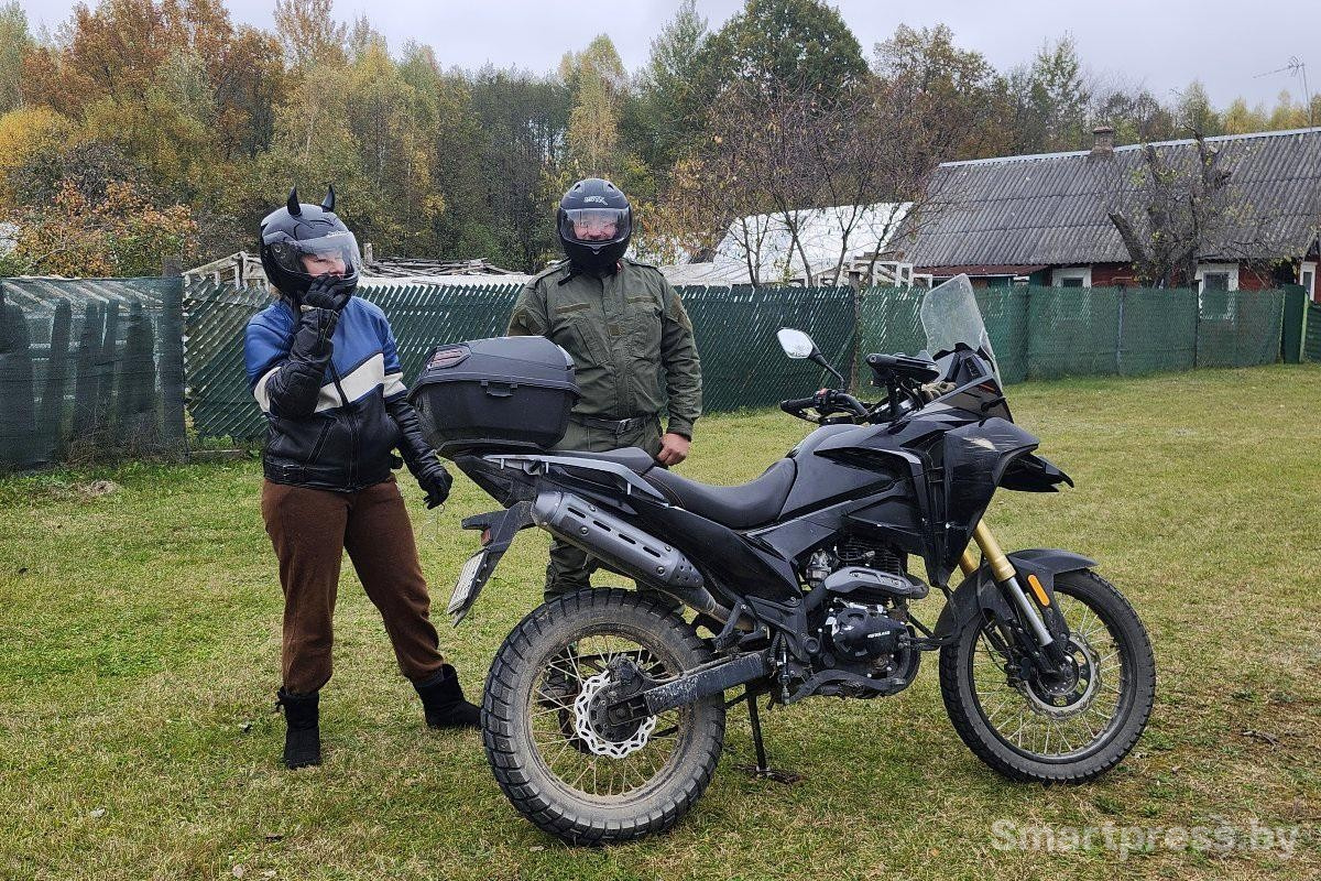 2-Соседи Оля и Саша часто приезжают в гости на мотоцикле.jpg