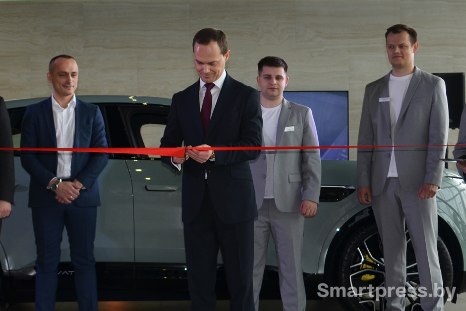 Директор автосалона Avatr Антон Жиромский перерезает ленту.jpg