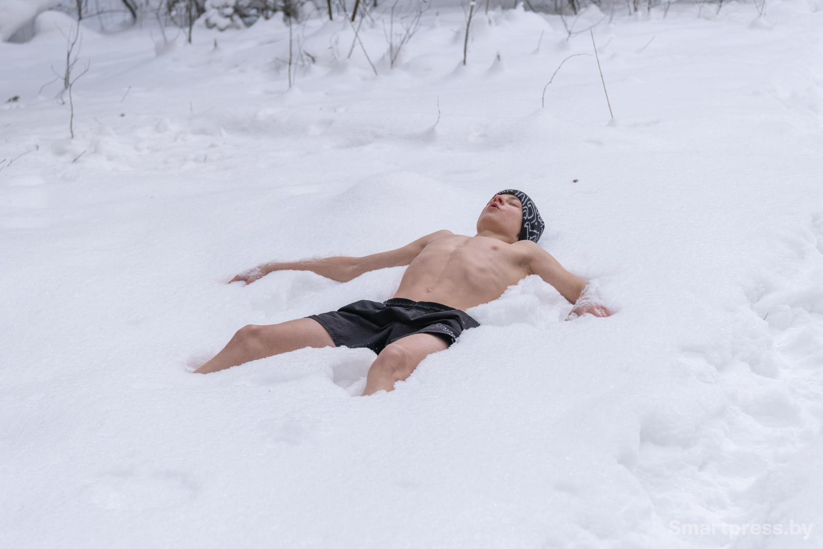 14-Роман нырнул в снег.jpg