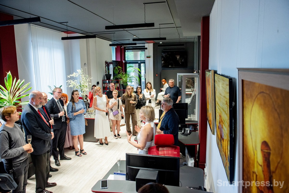 28-Работы художника Александра Демидова в офисе Смартпресс.jpg