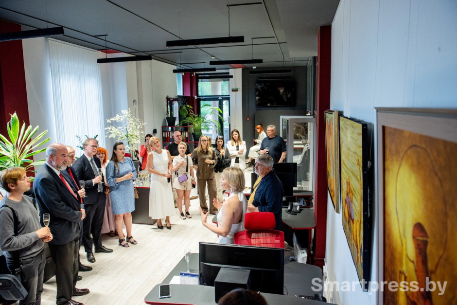 28-Работы художника Александра Демидова в офисе Смартпресс.jpg