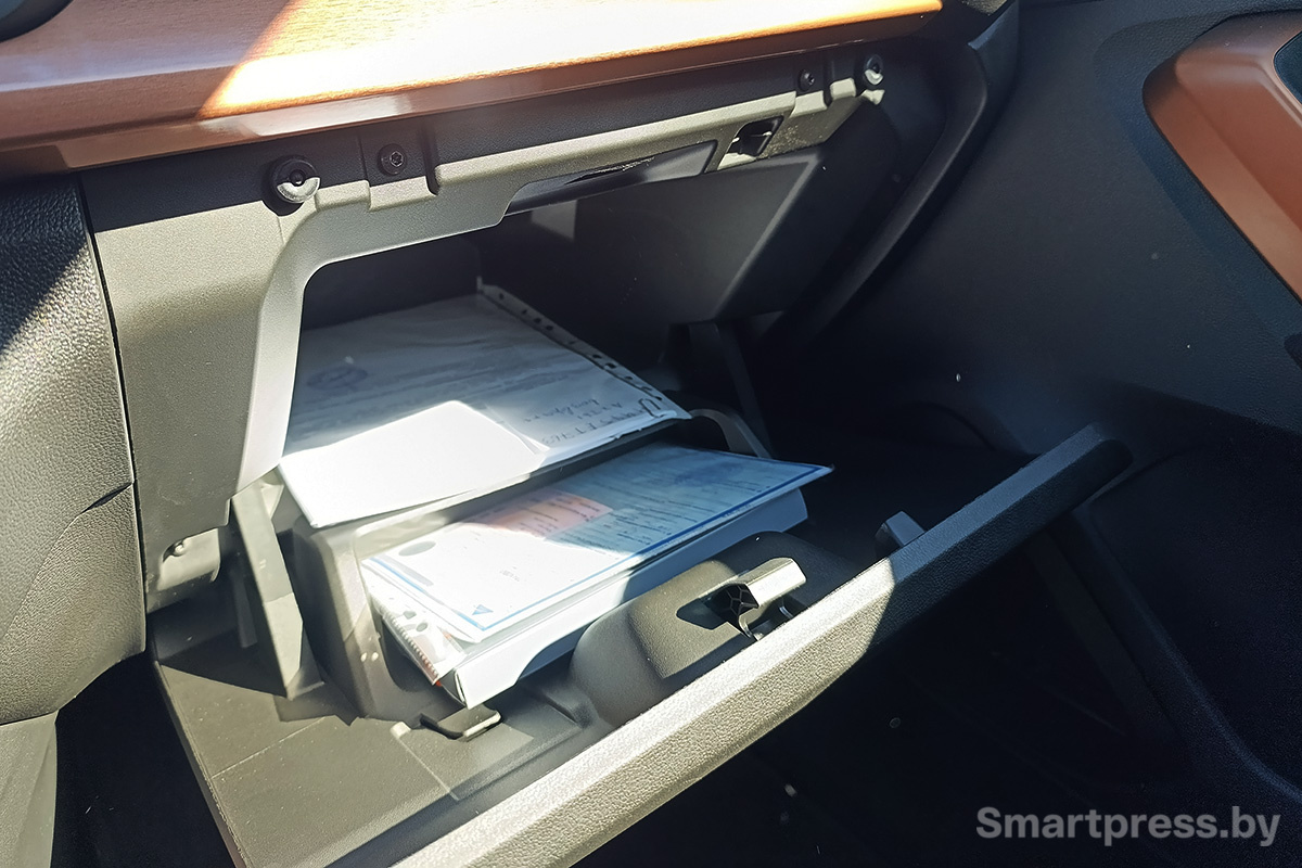 Lada Iskra перчаточный ящик (бардачок)