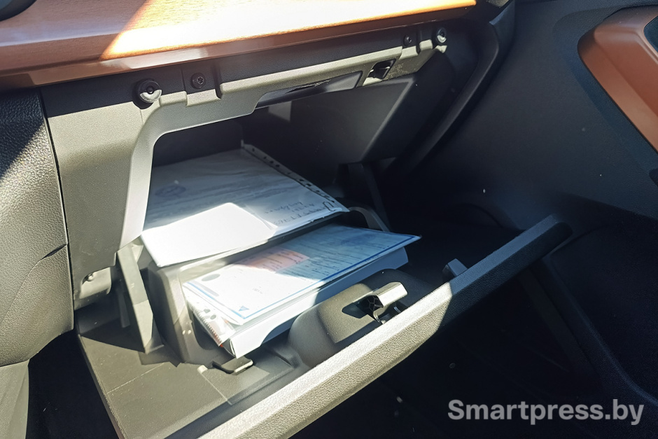 Lada Iskra перчаточный ящик (бардачок)