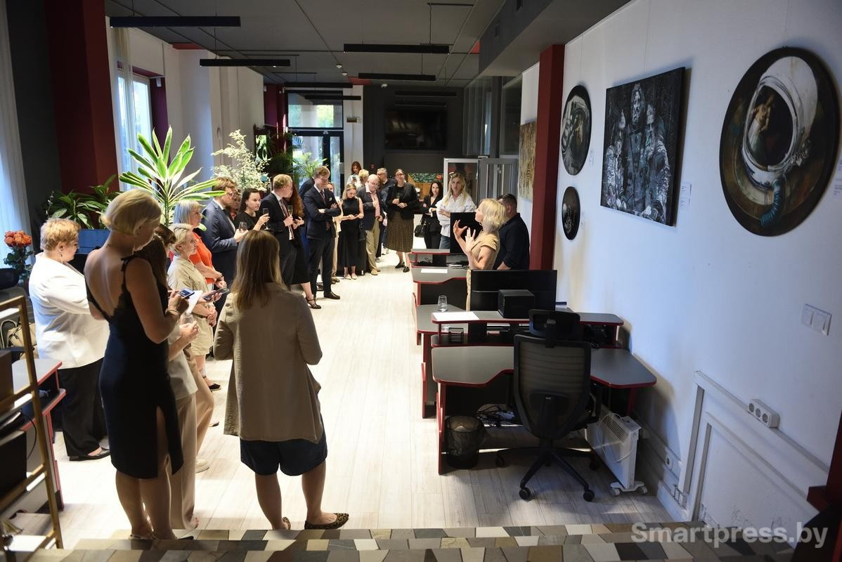 2-Art at Work в офисе Смартпресс.jpg