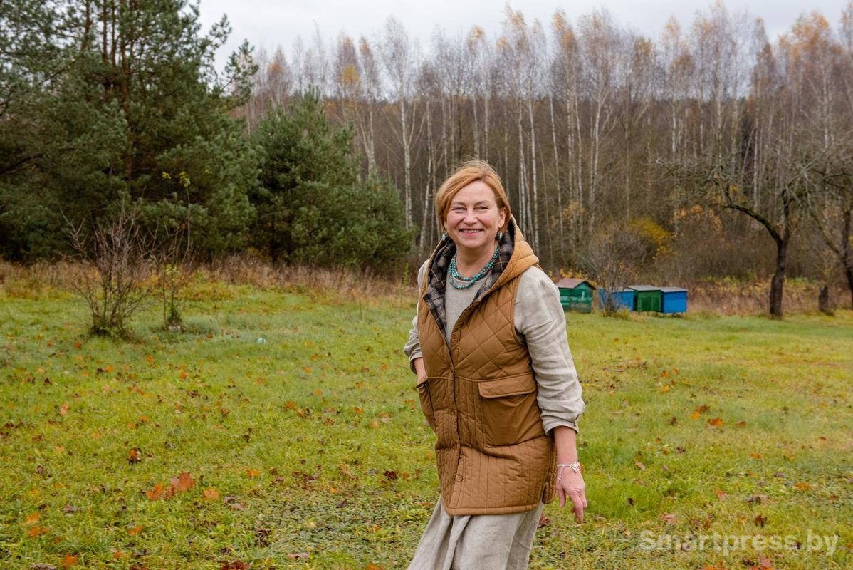 11-Семья уже поставила в саду ульи с пчелами.jpg