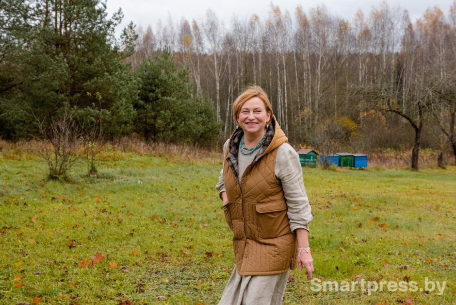 11-Семья уже поставила в саду ульи с пчелами.jpg