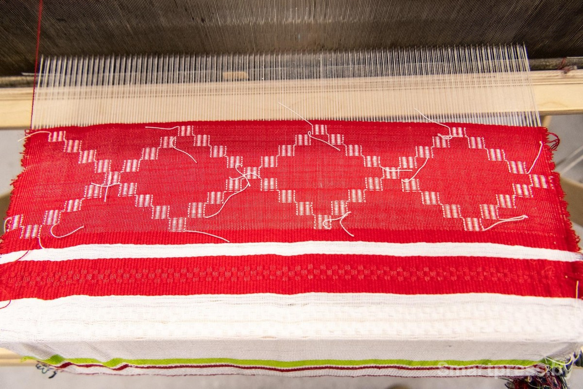 6-Важно правильно заправить нити чтобы получился узор.jpg