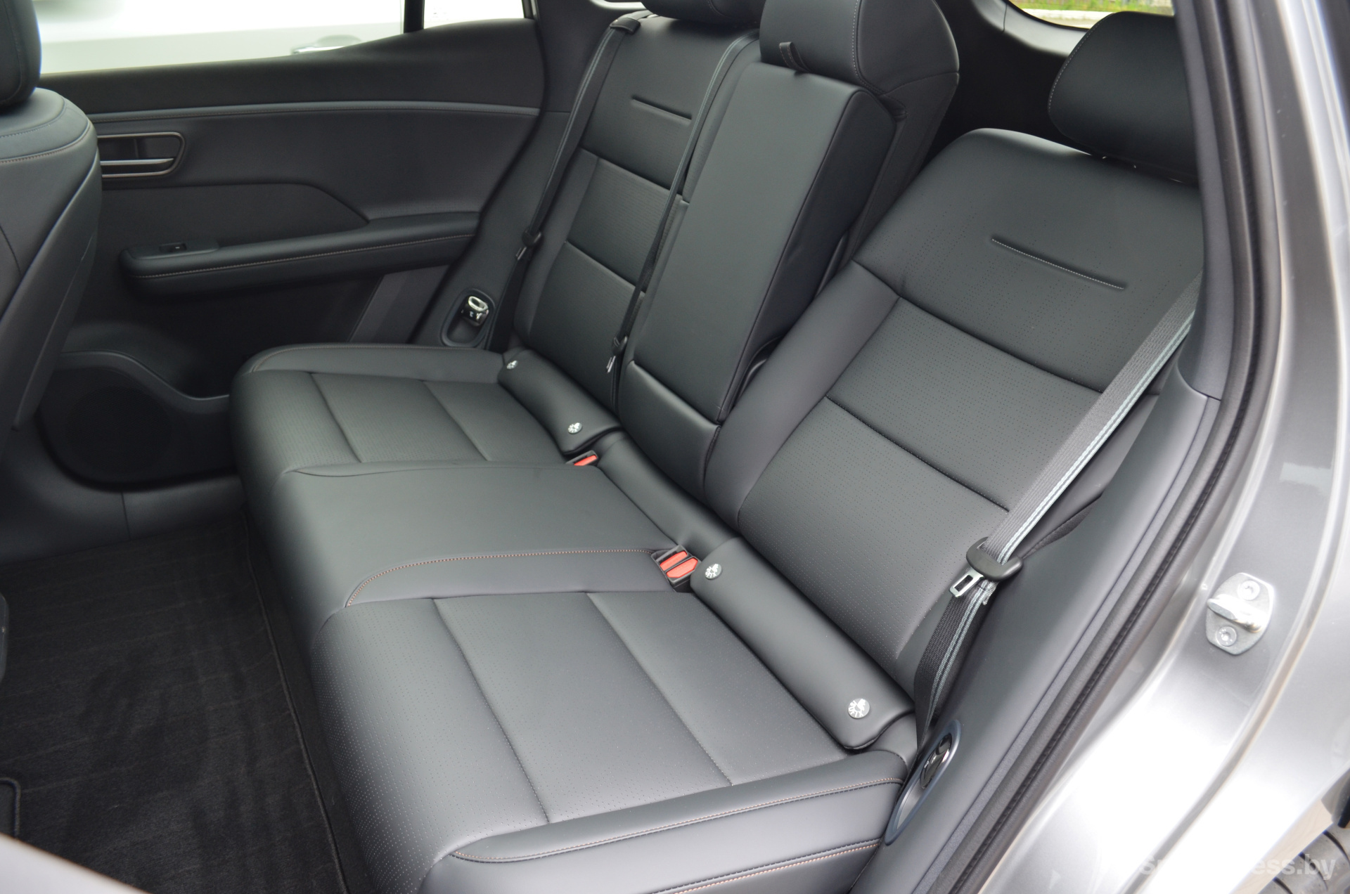 Изменение положения спинки заднего ряда Toyota bZ3X.JPG