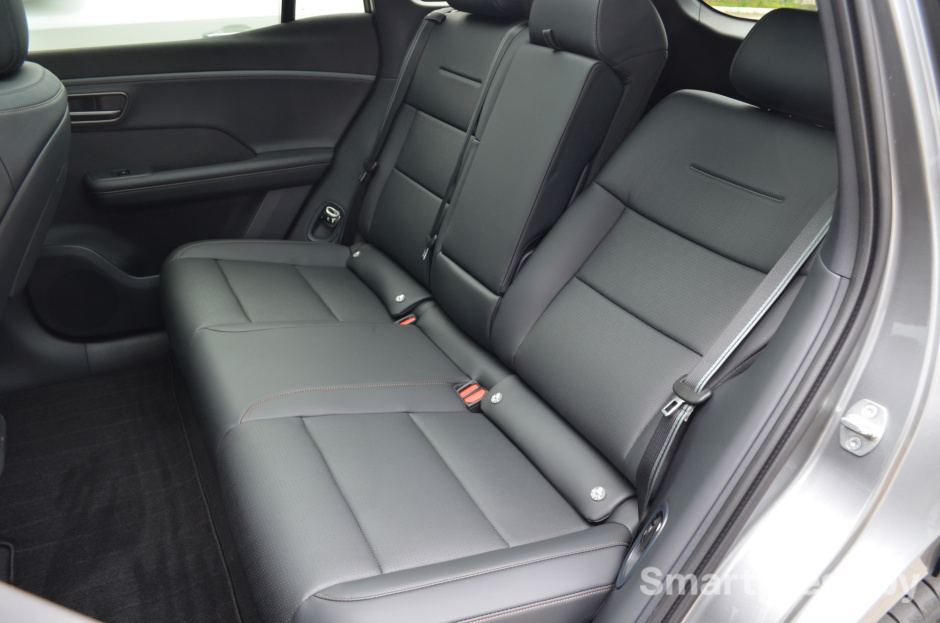 Изменение положения спинки заднего ряда Toyota bZ3X.JPG