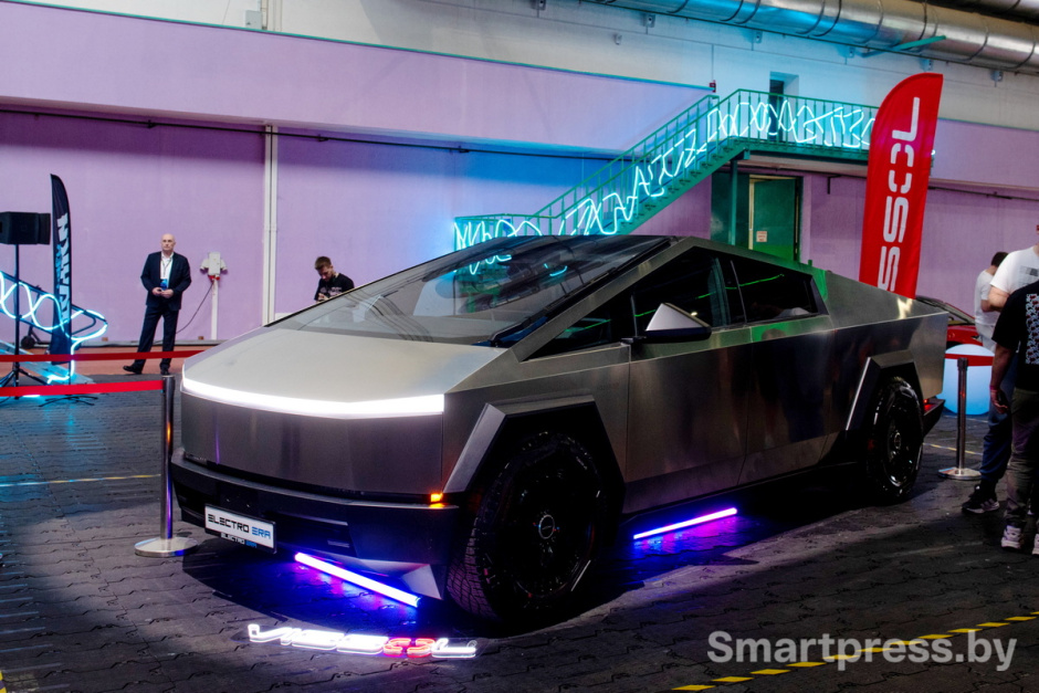 Tesla Cybertruck.JPG