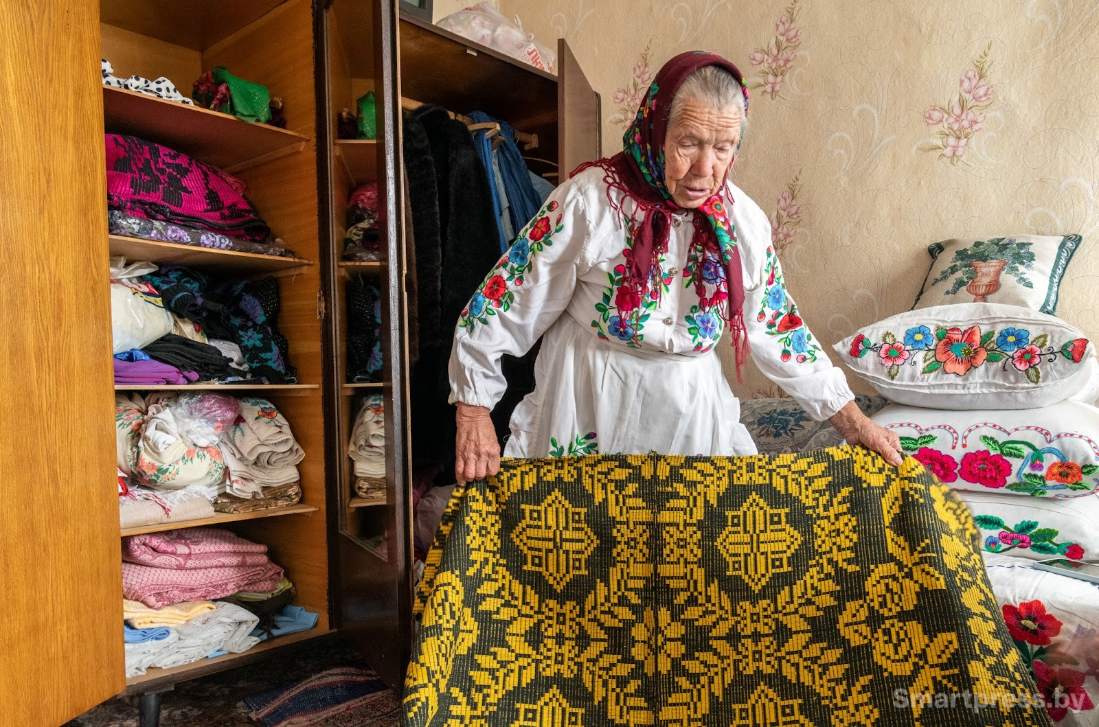 9-Этим покрывалом во время похорон должны накрыть телегу.jpg