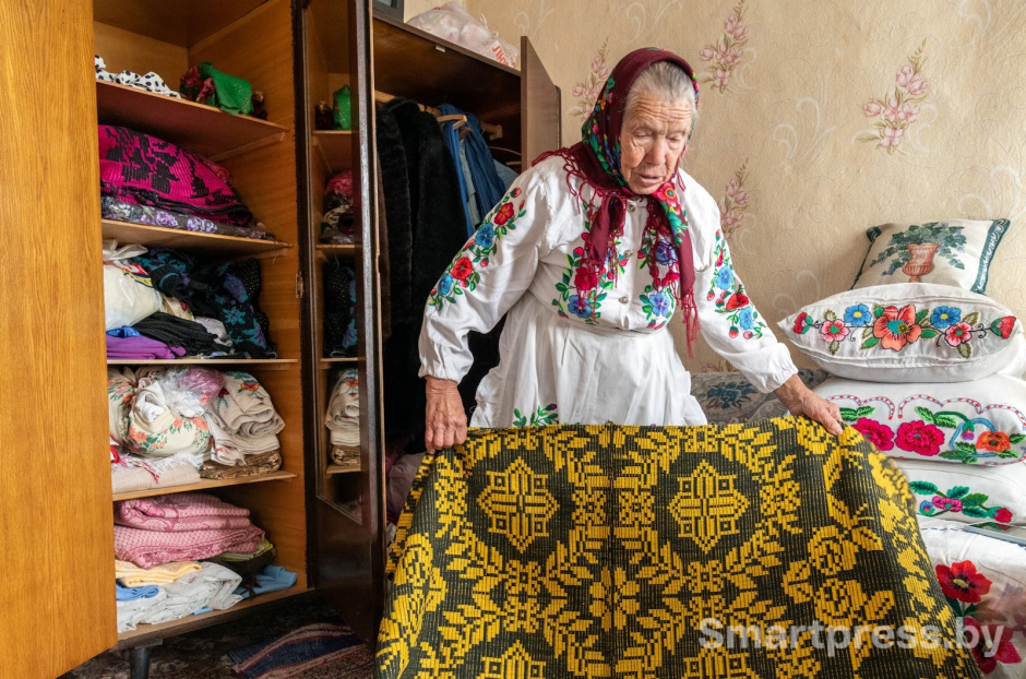 9-Этим покрывалом во время похорон должны накрыть телегу.jpg