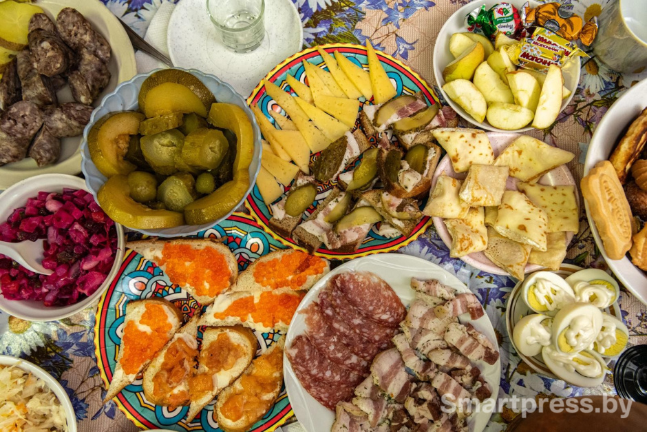 3-Еда на столе во время белорусского обряда Ката пячы.jpg