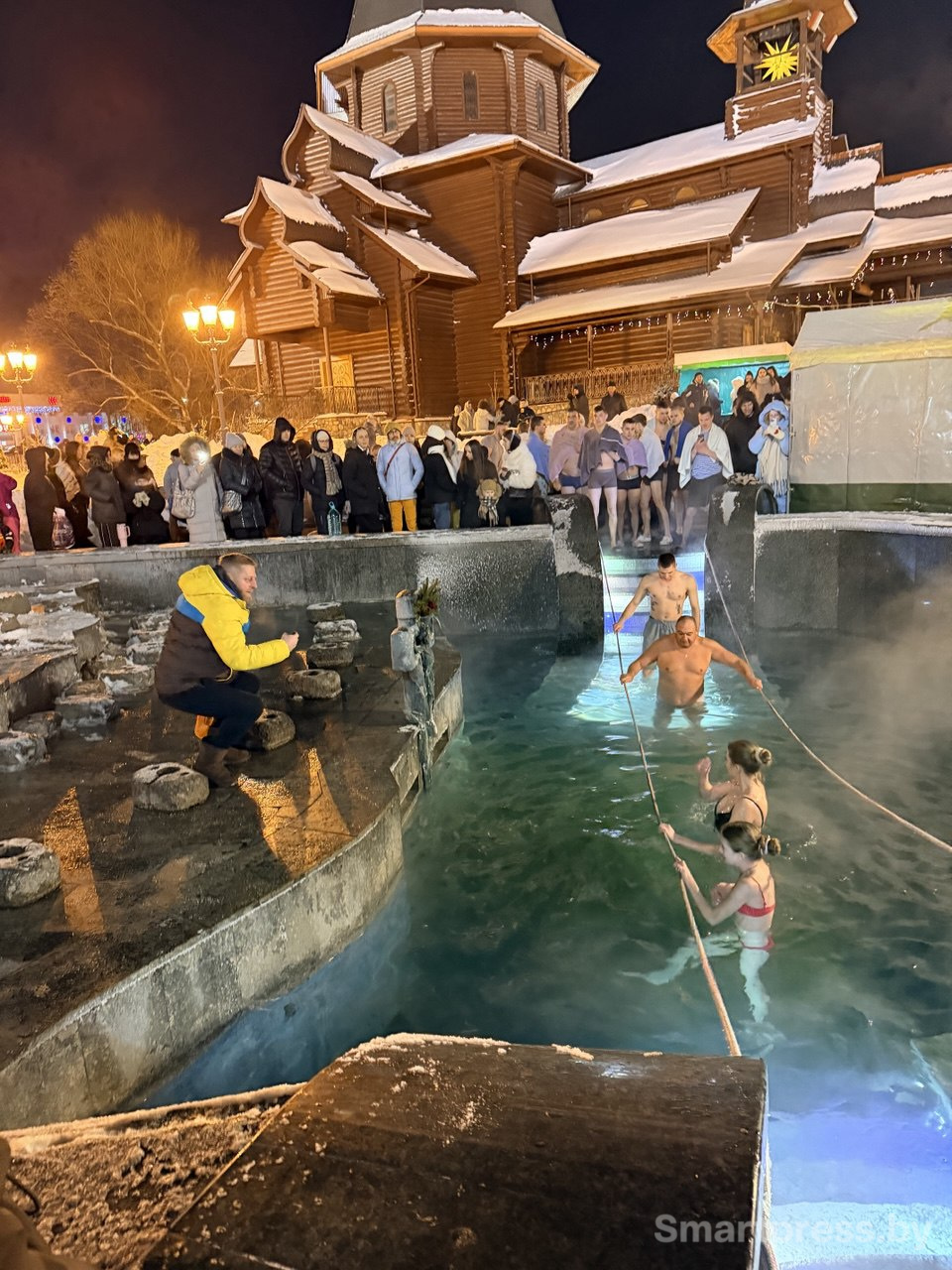 Минчане окунаются в крещенской купели