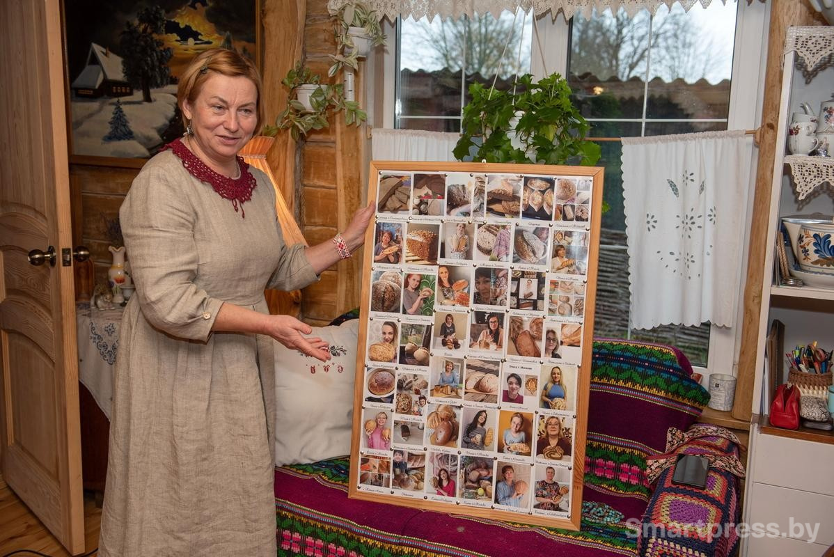 18-Тамара показывает подарок как ее ученики сделали коллаж из фото с мастер-класса.jpg