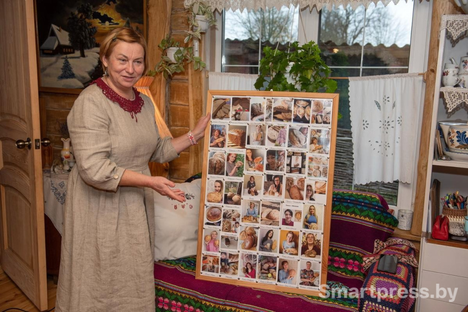 18-Тамара показывает подарок как ее ученики сделали коллаж из фото с мастер-класса.jpg