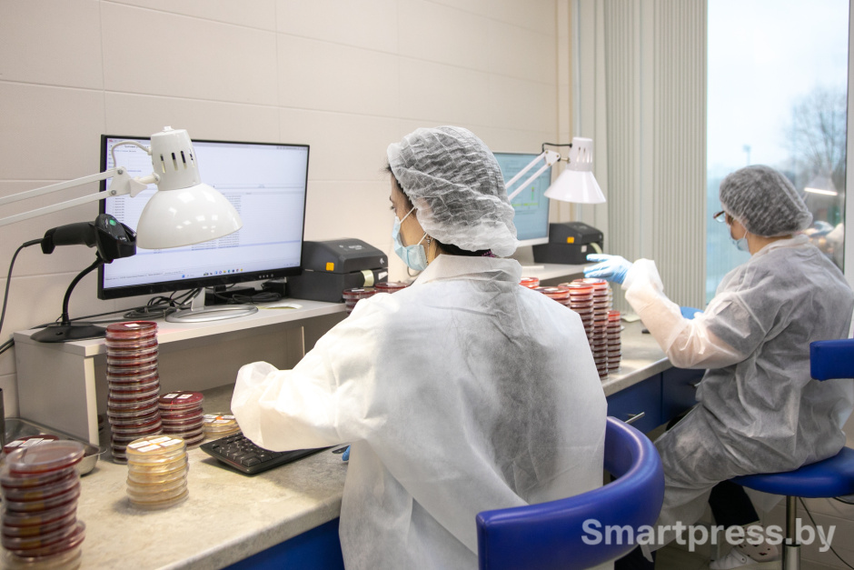 Сотрудники микробиологической лаборатории