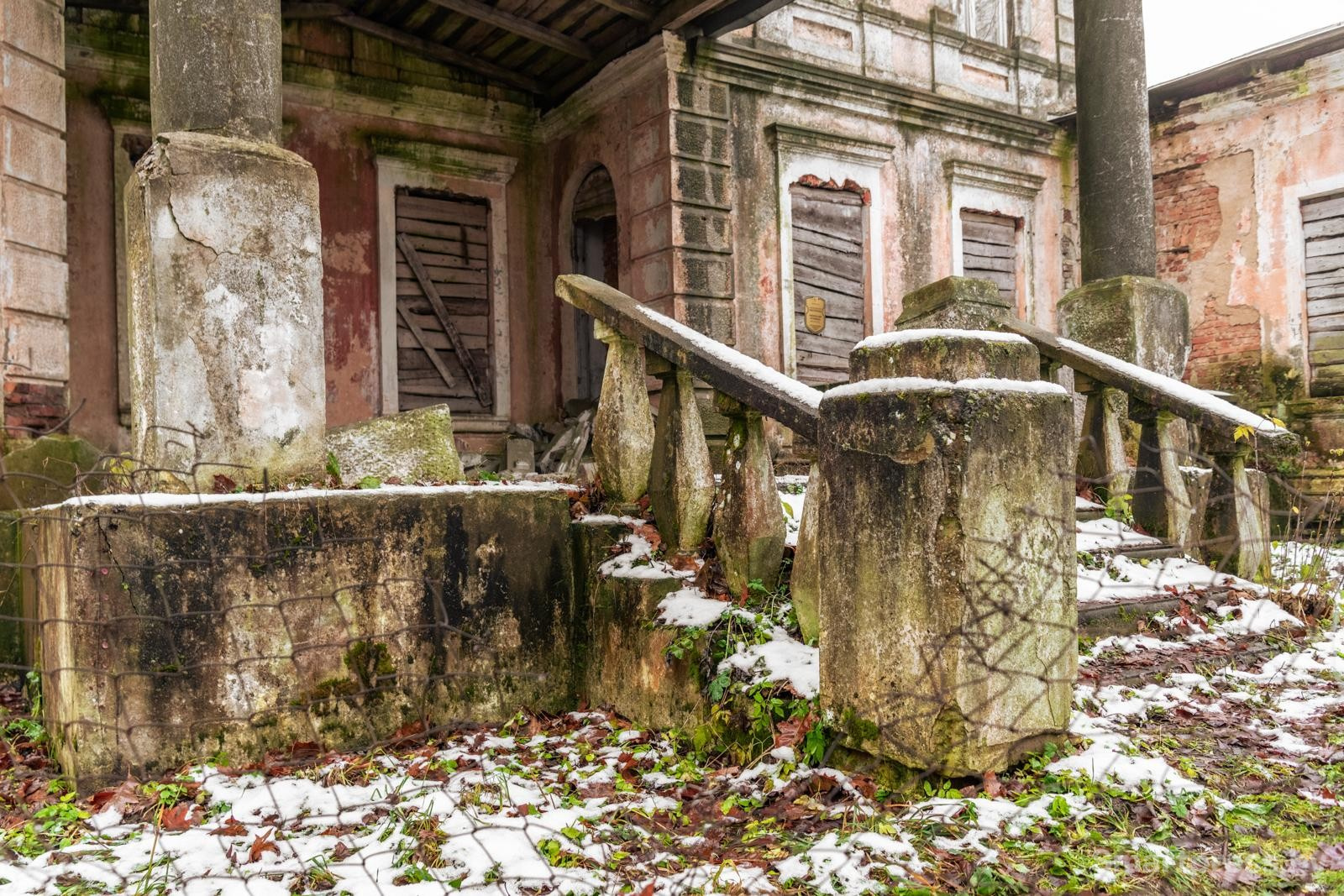 15-Крыльцо усадьбы Котлубаев.jpg 15-Крыльцо усадьбы Котлубаев.jpg