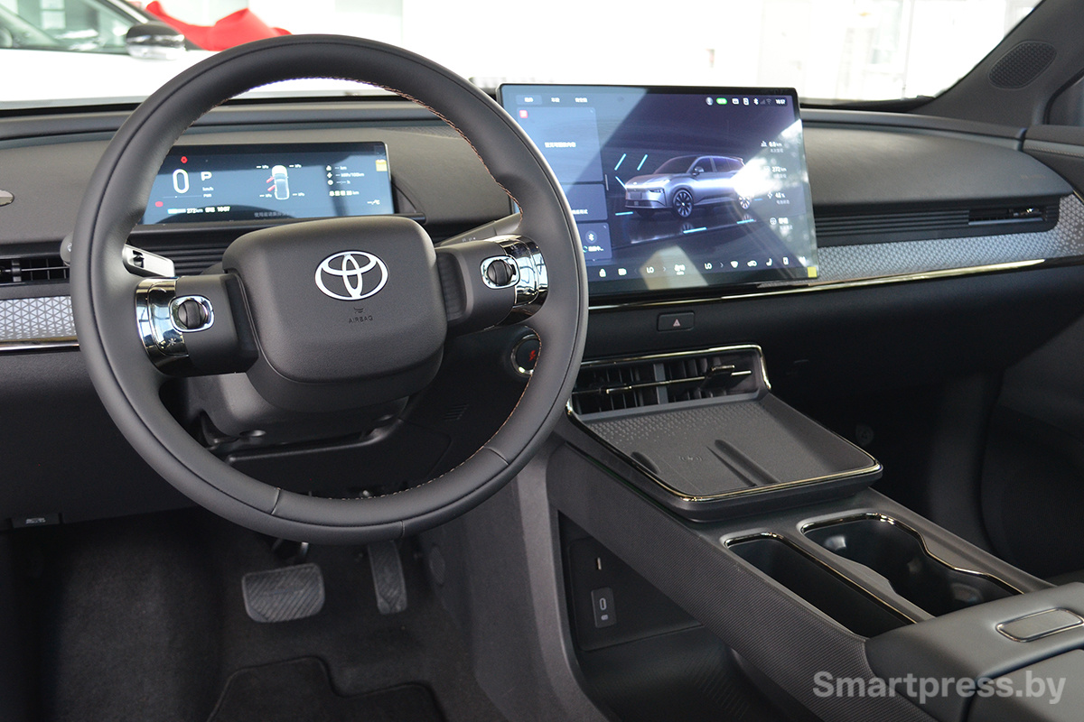 Toyota bZ3X водительское место.JPG