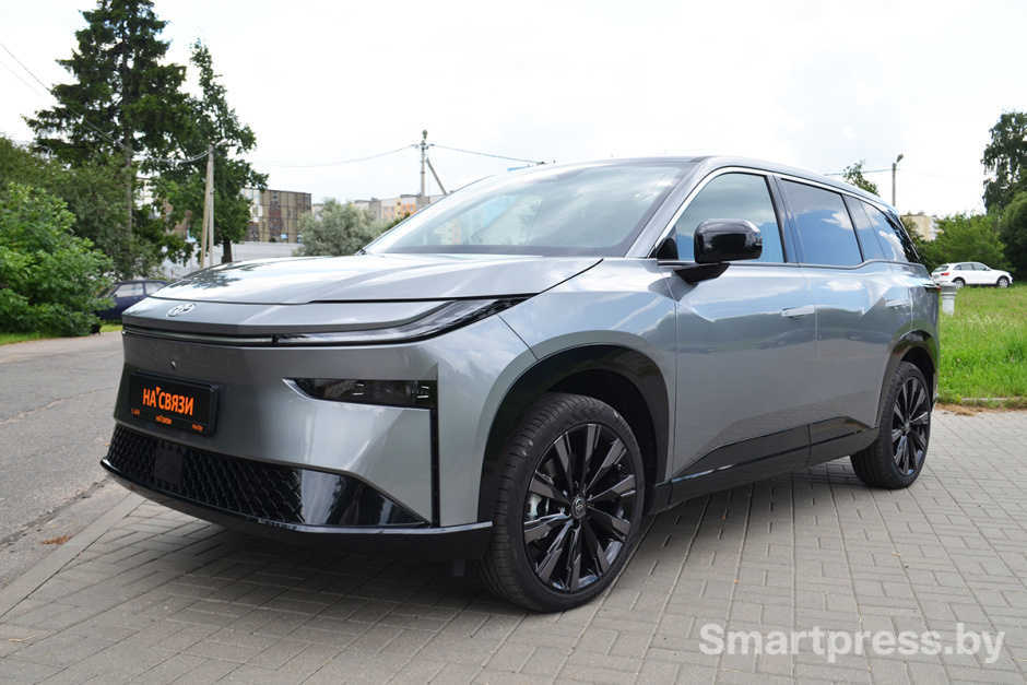 Toyota bZ3X спереди слева.JPG