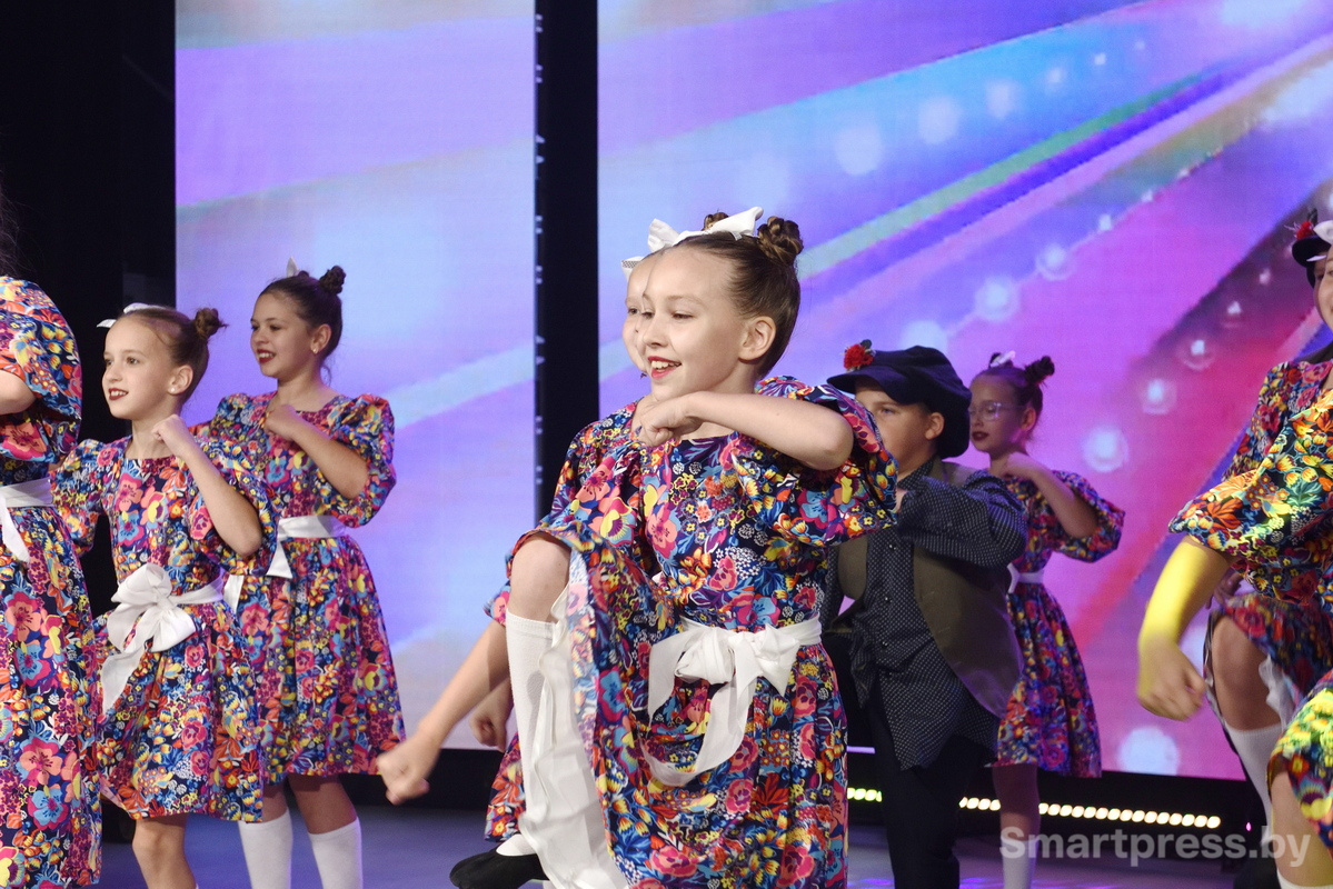 Дети на сцене