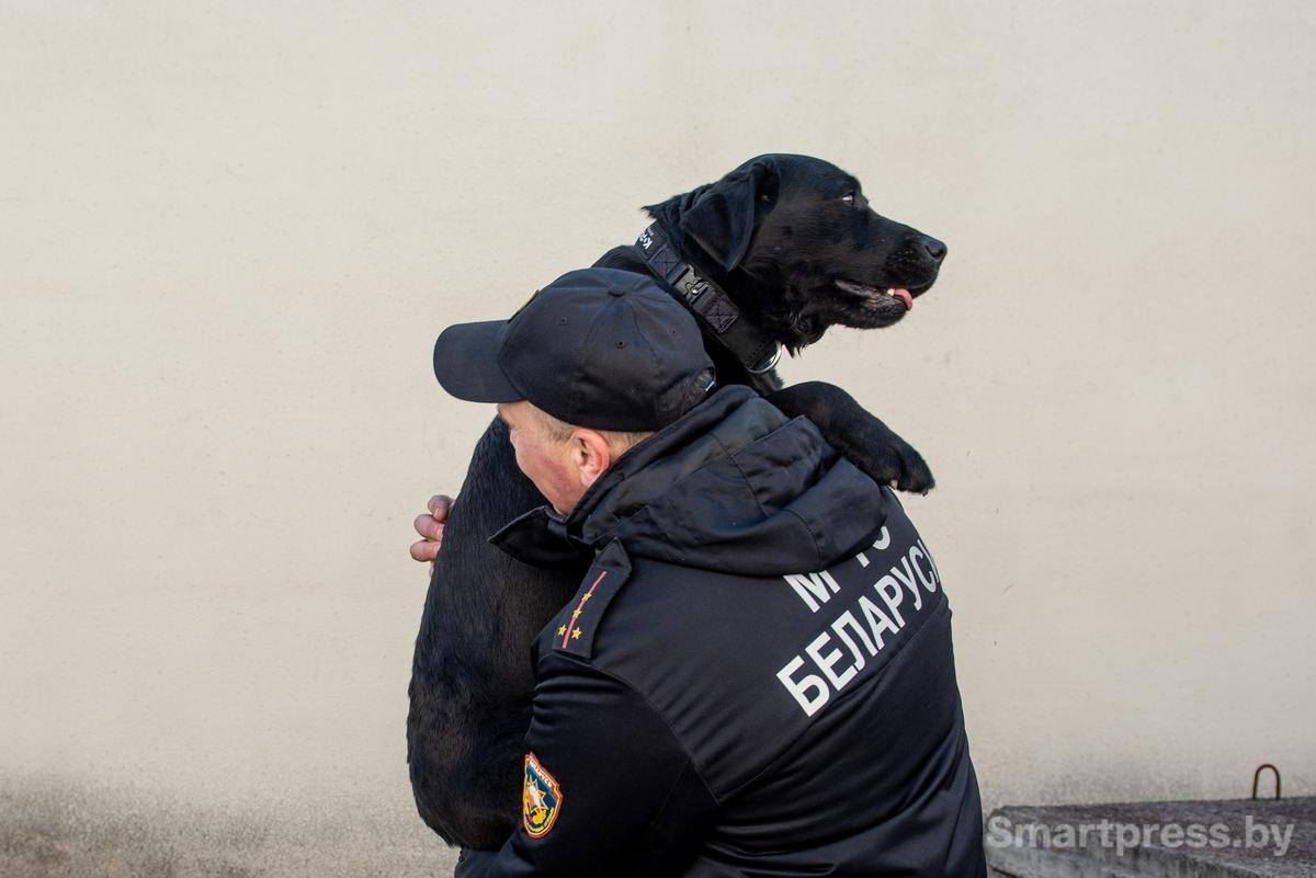 2-Дарк со своим хозяином инспектором-кинологом Сергеем Язинским.jpg