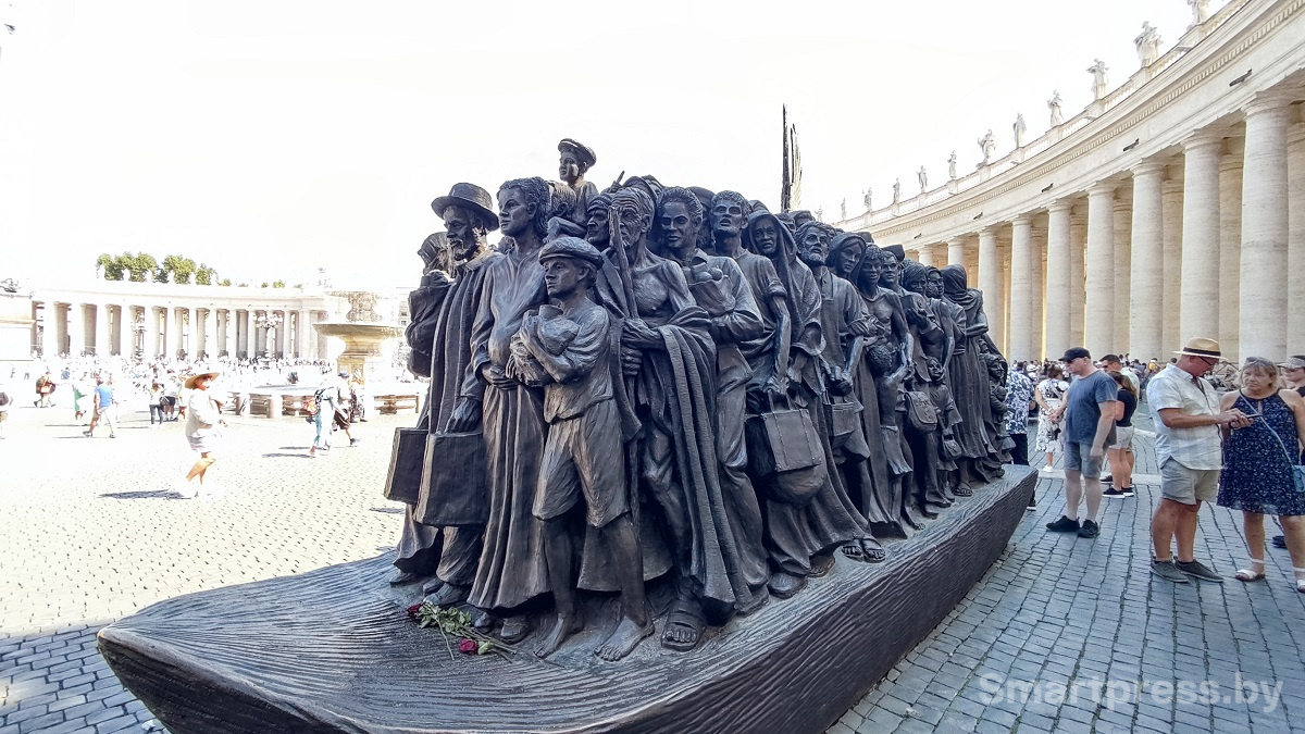 памятник беженцам на площади Святого Петра